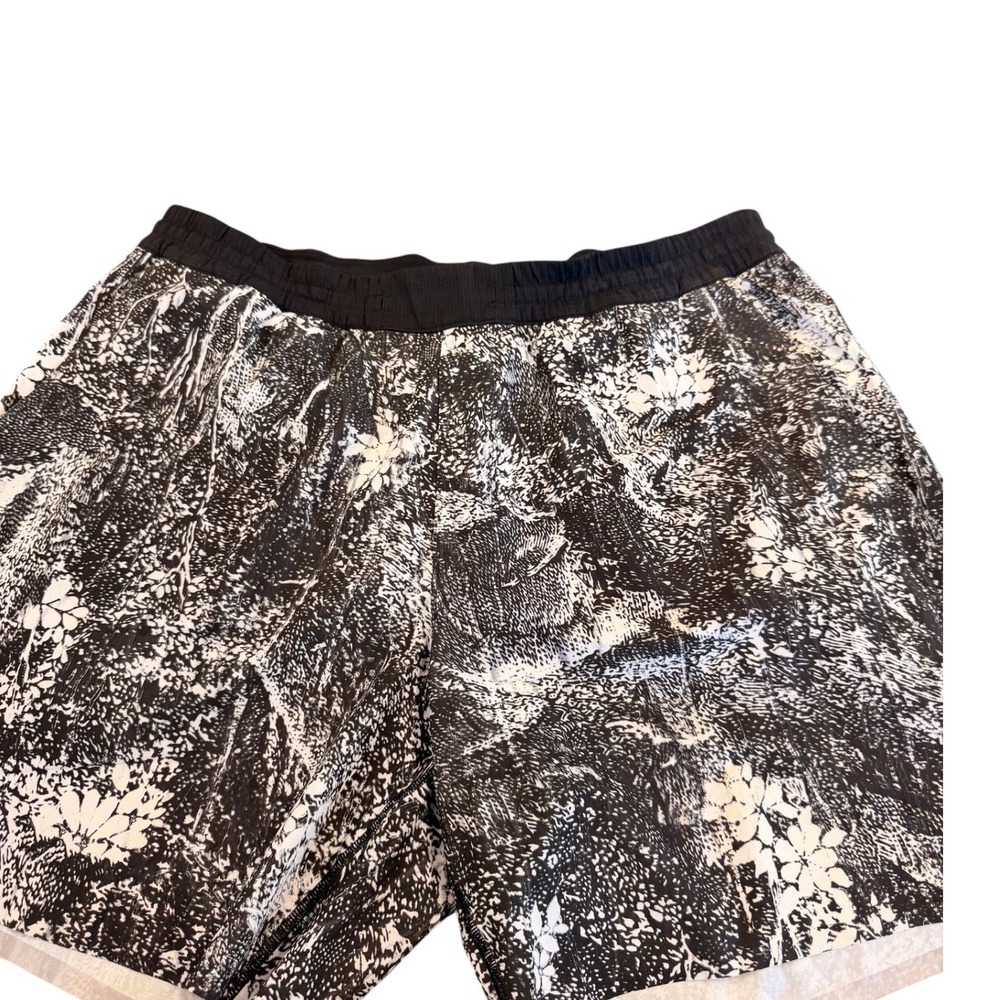 Lululemon Pace Breaker Lined Shorts 7 Mens XL Black White Abstract M7AS8S